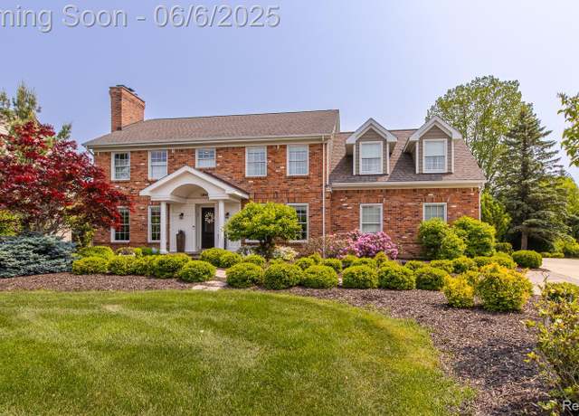 Property at 1842 Grayslake Dr, Rochester Hills, MI 48306, 5 beds, 3.5 baths