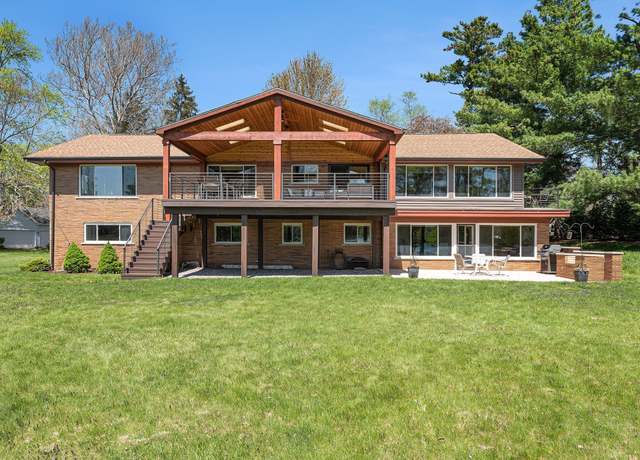 Property at 6305 N Shore Ct, West Bloomfield, MI 48324, 5 beds, 3.5 baths