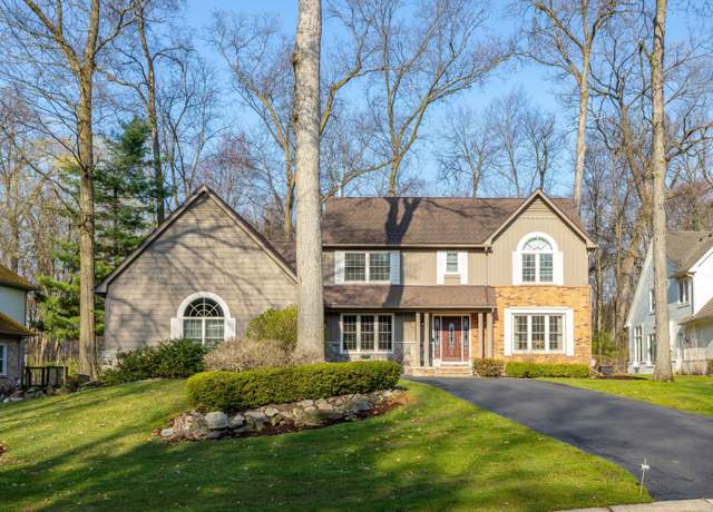 Property at 6262 Mission Dr, West Bloomfield, MI 48324, 4 beds, 2.5 baths