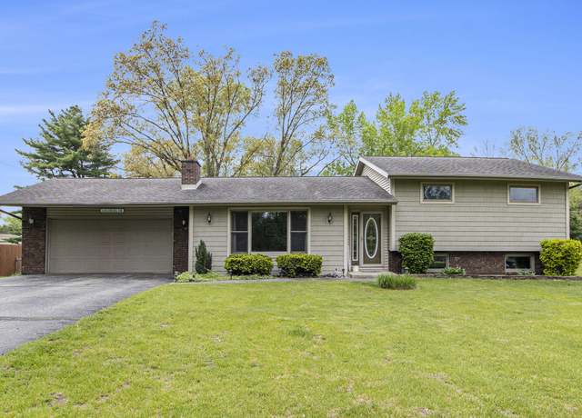 Property at 34113 Vauxhill Dr, Paw Paw, MI 49079, 3 beds, 2.5 baths