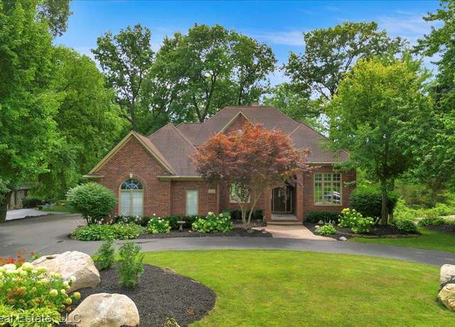 Property at 10145 Creekwood Trl, Springfield Charter Township, MI 48350, 4 beds, 4.5 baths