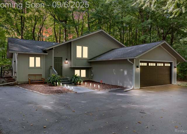 Property at 4365 Rose Ct, Lake Orion Village, MI 48362, 3 beds, 2 baths