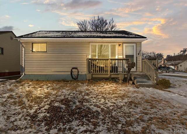 Property at 8208 Oak St, Taylor, MI 48180, 3 beds, 1 bath