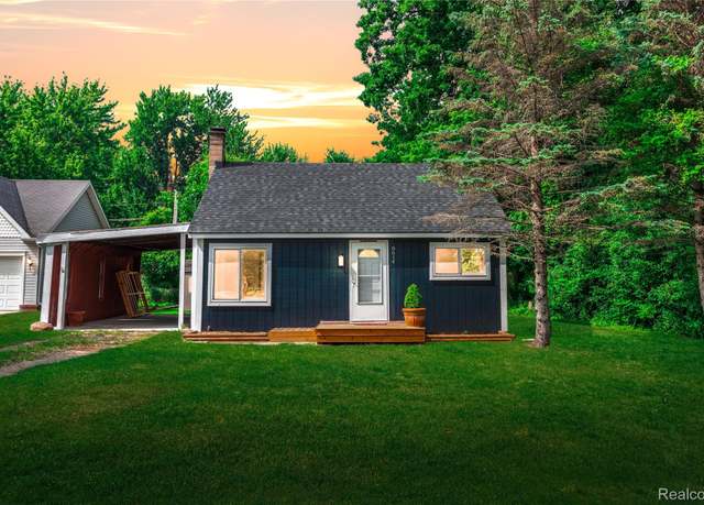 Property at 8614 Lake Rd, Grosse Ile, MI 48138, 2 beds, 1 bath