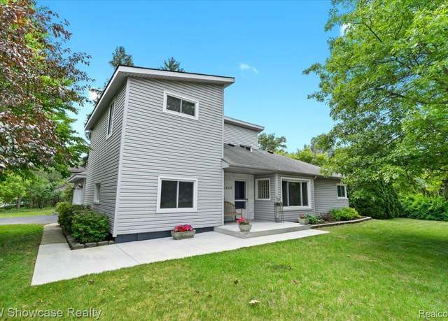 Property at 5865 Crescent Rd, Waterford, MI 48327, 4 beds, 2 baths