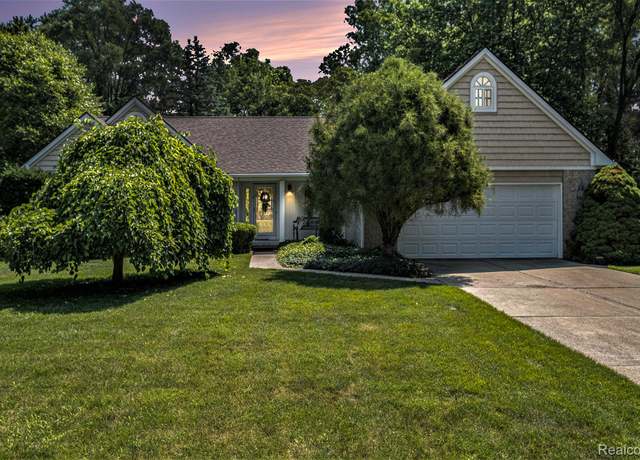 Property at 2032 Crestline Dr, Burton, MI 48509, 3 beds, 2.5 baths