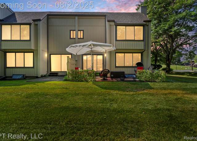 Property at 25118 Woodvale Dr N, Southfield, MI 48034, 3 beds, 2.5 baths