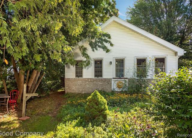 Property at 404 Laprairie St, Ferndale, MI 48220, 3 beds, 1 bath