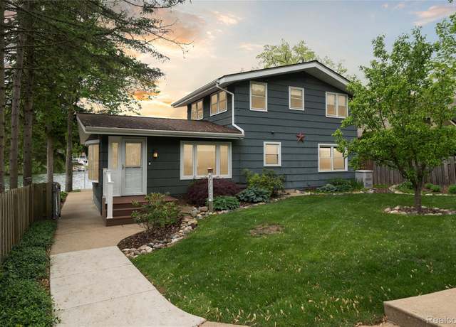 Property at 2009 Ridge Rd, White Lake, MI 48383, 4 beds, 2 baths