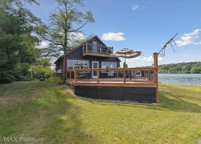 Property at 2419 Gale Island St, White Lake, MI 48386, 3 beds, 1 bath