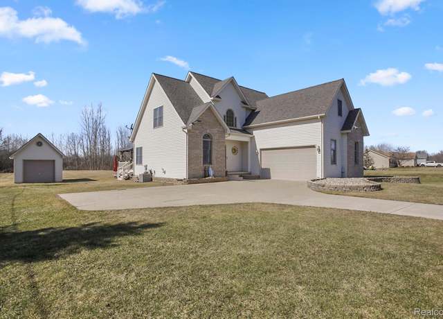 Property at 10102 N Fenton Rd, Fenton, MI 48430, 4 beds, 2.5 baths