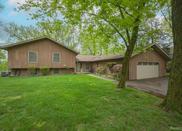 Property at 9550 Silverside Dr, South Lyon, MI 48178, 4 beds, 3 baths