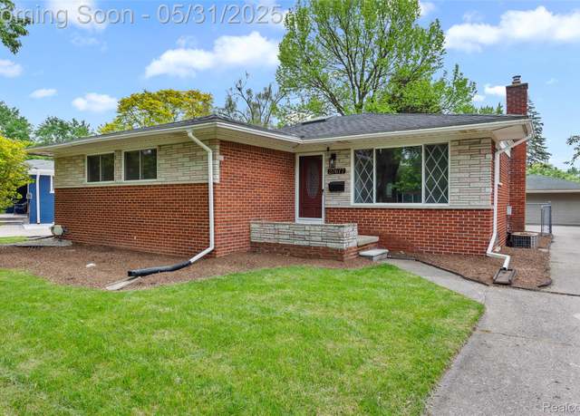 Property at 27677 Doreen St, Farmington Hills, MI 48336, 3 beds, 2.5 baths