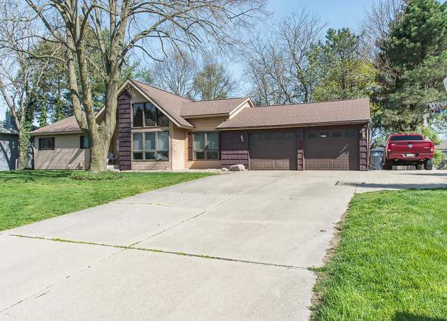 Property at 6635 Woodlea Dr, Kalamazoo, MI 49048, 4 beds, 3 baths