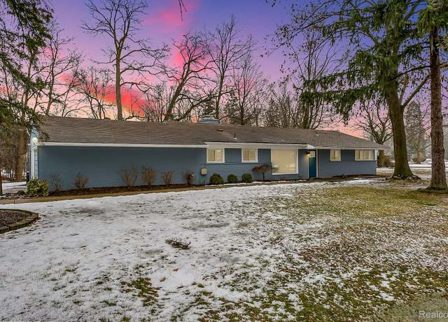 Property at 7251 N Briarcliff Knoll Dr, West Bloomfield, MI 48322, 4 beds, 3 baths