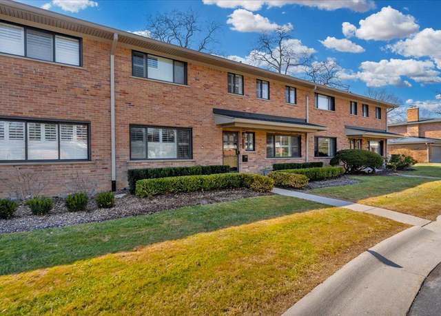 Property at 136 E Hickory Grove Rd, Bloomfield Hills, MI 48304, 3 beds, 2.5 baths