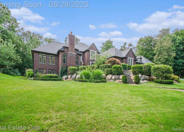 Property at 6040 N Rochester Rd, Rochester Hills, MI 48306, 4 beds, 4.5 baths
