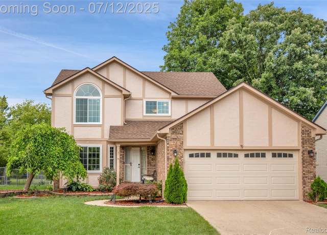 Property at 121 Larchwood Dr, Troy, MI 48083, 3 beds, 3.5 baths
