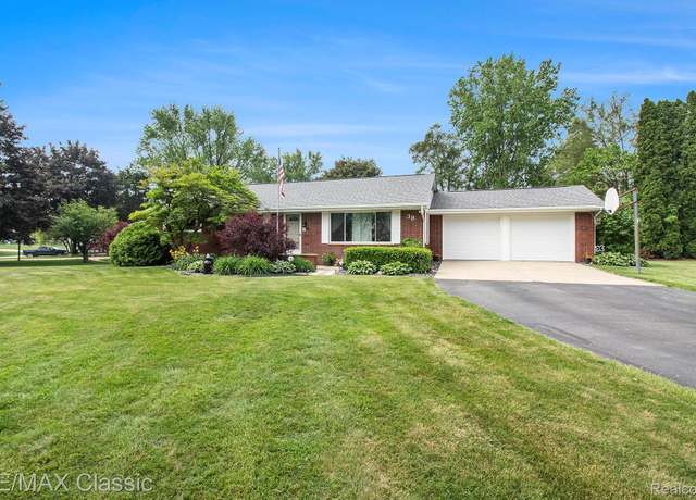Property at 38 Meadowview Dr, Howell, MI 48843, 4 beds, 3 baths