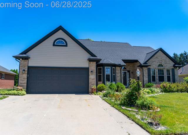 Property at 1134 Williamson Cir, Pontiac, MI 48340, 3 beds, 3.5 baths