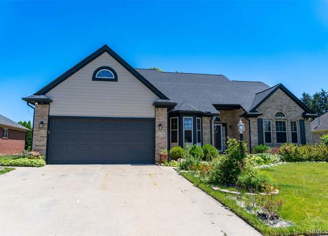 Property at 1134 Williamson Cir, Pontiac, MI 48340, 3 beds, 3.5 baths