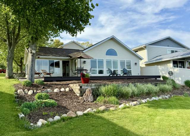 Property at 1128 N Eagle Lake Dr, Kalamazoo, MI 49009, 4 beds, 3 baths
