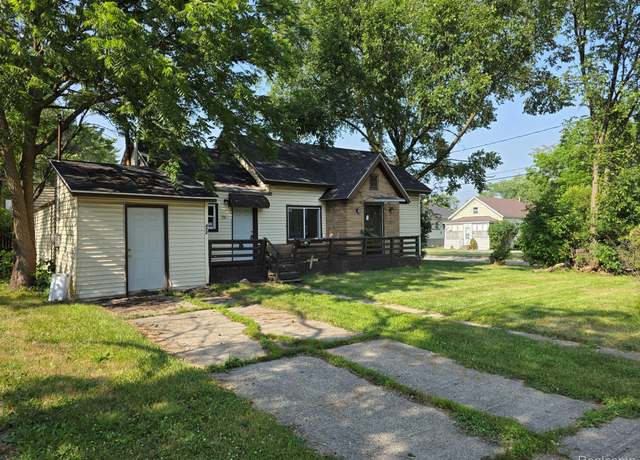 Property at 402 Oak St, Saginaw, MI 48604, 3 beds, 1 bath