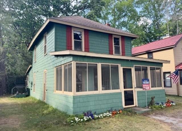 Property at 2296 Toledo St, Fenton, MI 48430, 3 beds, 1 bath