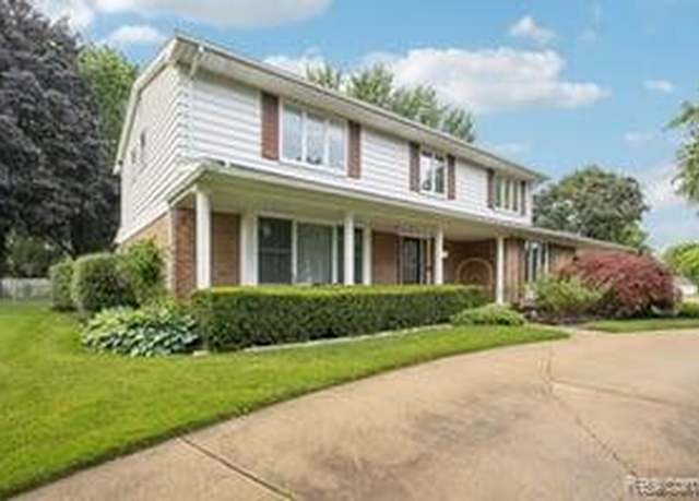 Property at 402 Thomas Ln, Grand Blanc, MI 48439, 4 beds, 3.5 baths