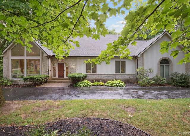 Property at 9724 Pine Valley Trl, Brighton, MI 48114, 3 beds, 2.5 baths