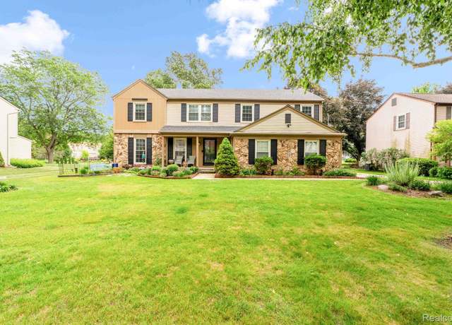 Property at 6611 Windmill Ln, West Bloomfield, MI 48324, 4 beds, 3.5 baths