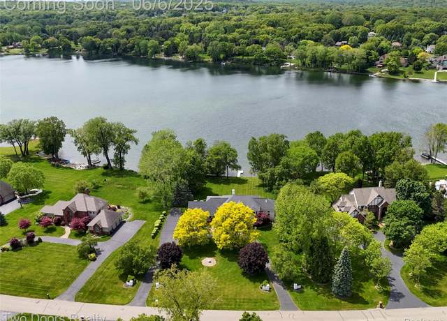 Property at 532 Shrewsbury Dr, Clarkston, MI 48348, 5 beds, 6 baths
