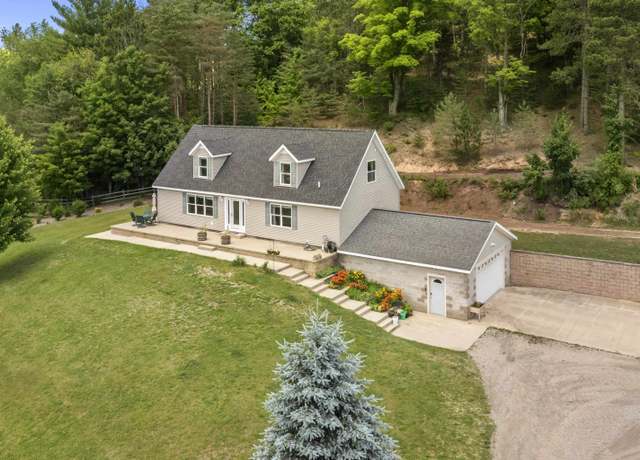Property at 1012 W River Rd, Traverse City, MI 49696, 4 beds, 3 baths