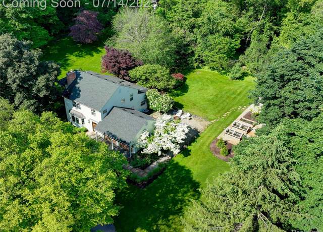 Property at 32965 Franklin Ct, Franklin, MI 48025, 3 beds, 2.5 baths