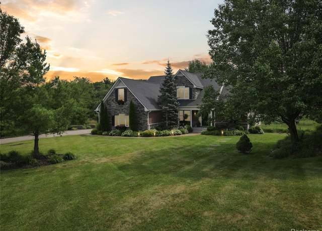 Property at 945 Gray Fox Ct, Howell, MI 48843, 4 beds, 3.5 baths