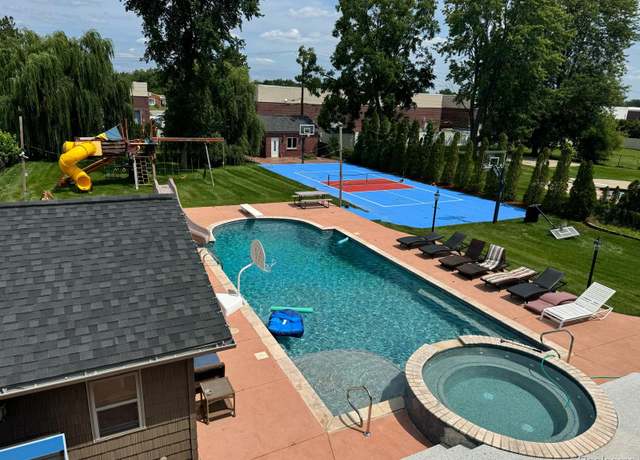 Property at 26750 Doxtator St, Dearborn Heights, MI 48127, 4 beds, 4.5 baths