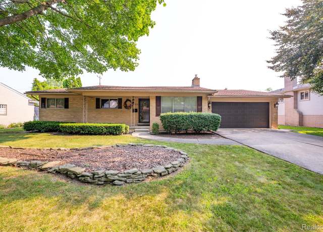 Property at 956 Blairmoor Ct, Grosse Pointe Woods, MI 48236, 3 beds, 1.5 baths