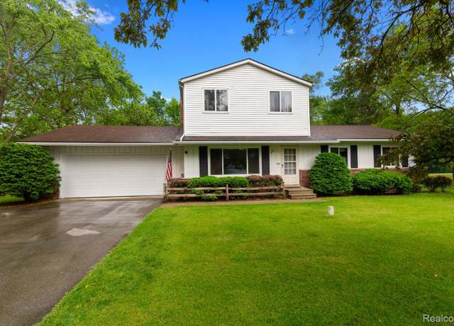 Property at 4327 Lancashire Ln, Milford, MI 48380, 6 beds, 2.5 baths