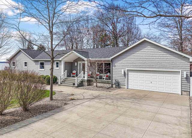 Property at 110 Indian Rd, Houghton Lake, MI 48629, 3 beds, 2.5 baths