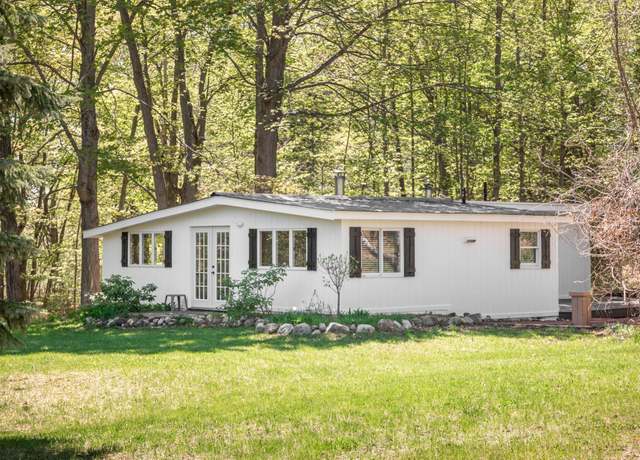 Property at 11199 Center Rd, Traverse City, MI 49686, 2 beds, 1 bath