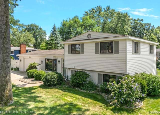Property at 8741 Buffalo Dr, Commerce Charter Township, MI 48382, 4 beds, 2 baths