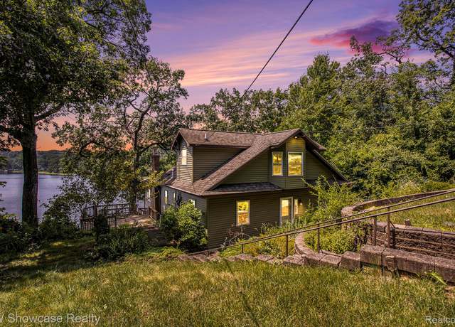 Property at 332 Community Dr, Battle Creek, MI 49014, 4 beds, 2.5 baths