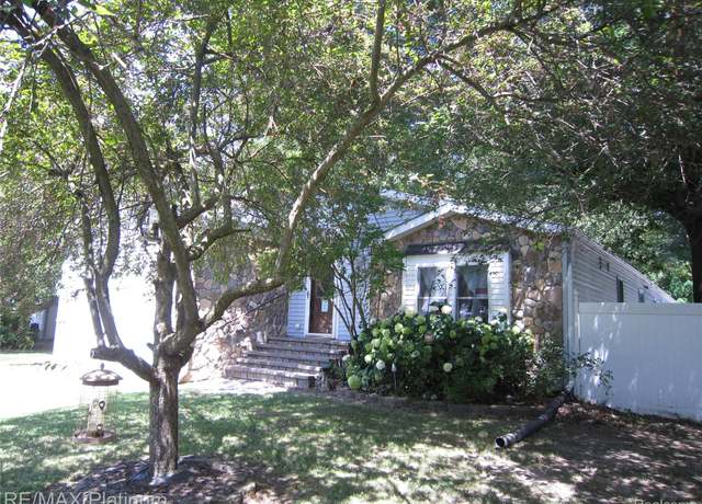 Property at 5673 Chippewa Dr, Howell, MI 48843, 3 beds, 2 baths