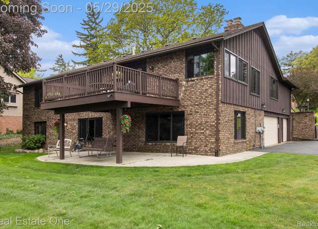 Property at 4976 Ledgewood Dr, Commerce Twp, MI 48382, 4 beds, 3.5 baths