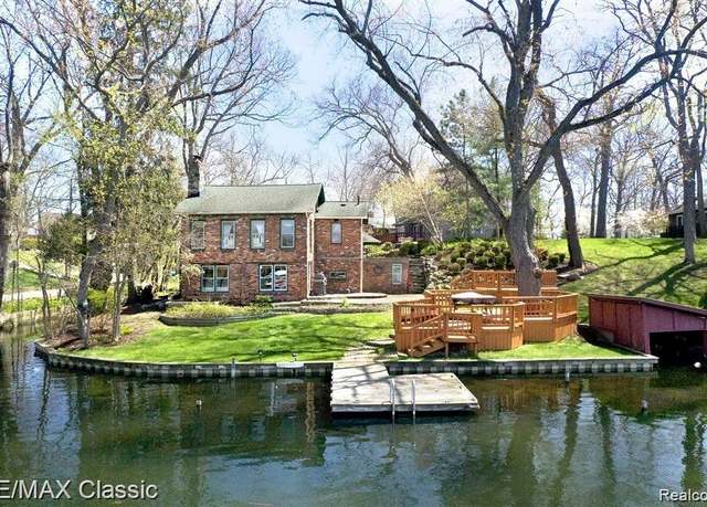 Property at 260 Oak Island Dr, Wolverine Lake Village, MI 48390, 3 beds, 2 baths