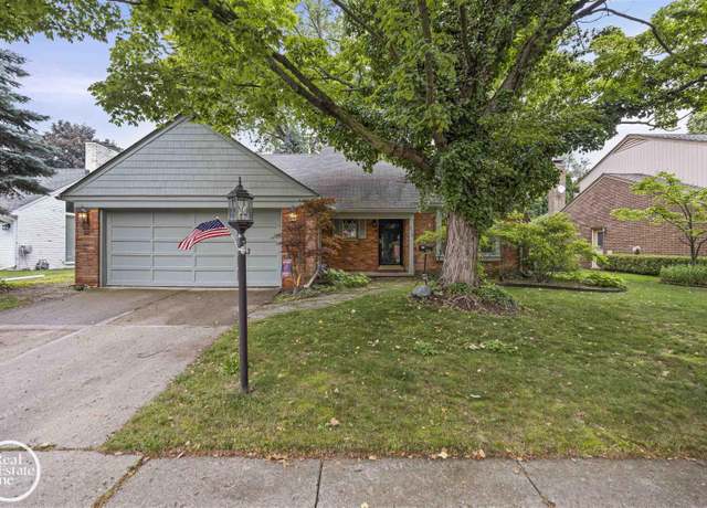 Property at 870 Crescent Ln, Grosse Pointe Woods, MI 48236, 4 beds, 3 baths