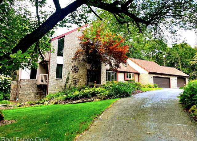 Property at 2862 Foxfire Dr, Milford, MI 48380, 6 beds, 3.5 baths
