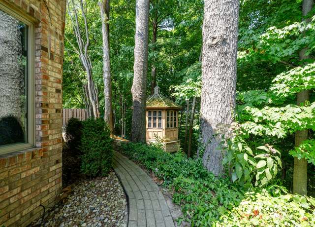 Property at 2267 Autumn Rdg, St Joseph, MI 49085, 5 beds, 5 baths