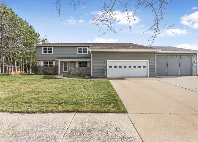 Property at 800 Evart St, Cadillac, MI 49601, 4 beds, 3.5 baths