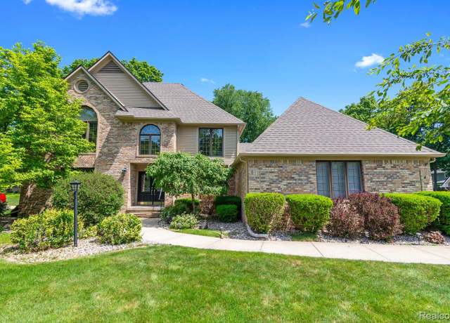 Property at 1484 Kings Pointe Rd, Grand Blanc, MI 48439, 4 beds, 2.5 baths